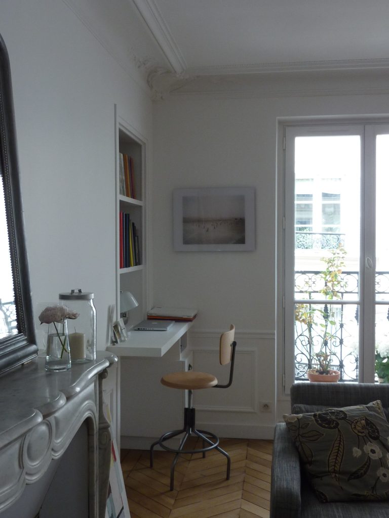 Vue du séjour salon après travaux, bureau sur-mesure, parquet chêne point de Hogrie, cheminée marbre, Paris rue des Marthyrs