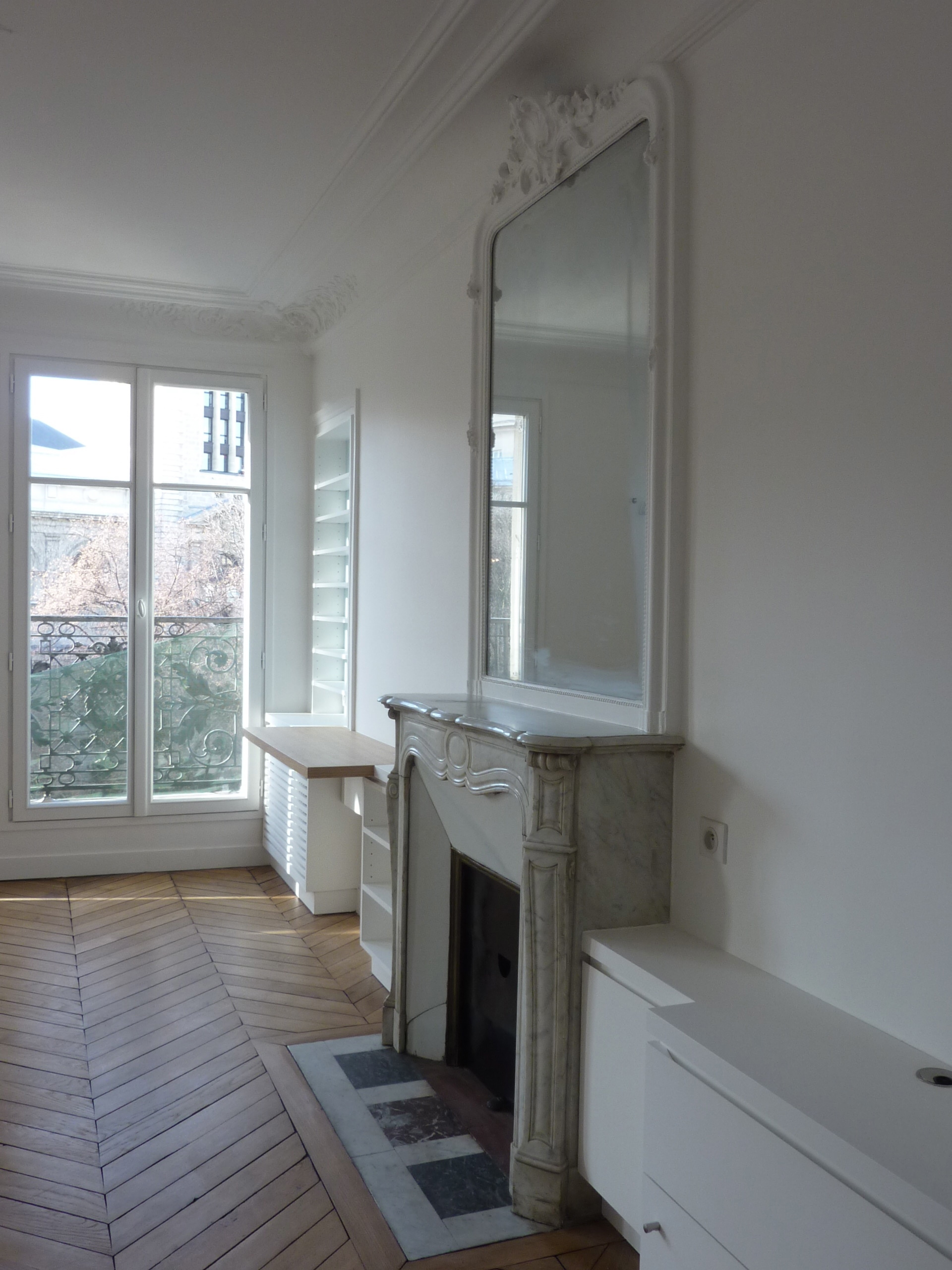 Vue du séjour salon avec mobilier sur-mesure, paruet point de Hongrie et cheminée marbre, Paris la Sorbonne
