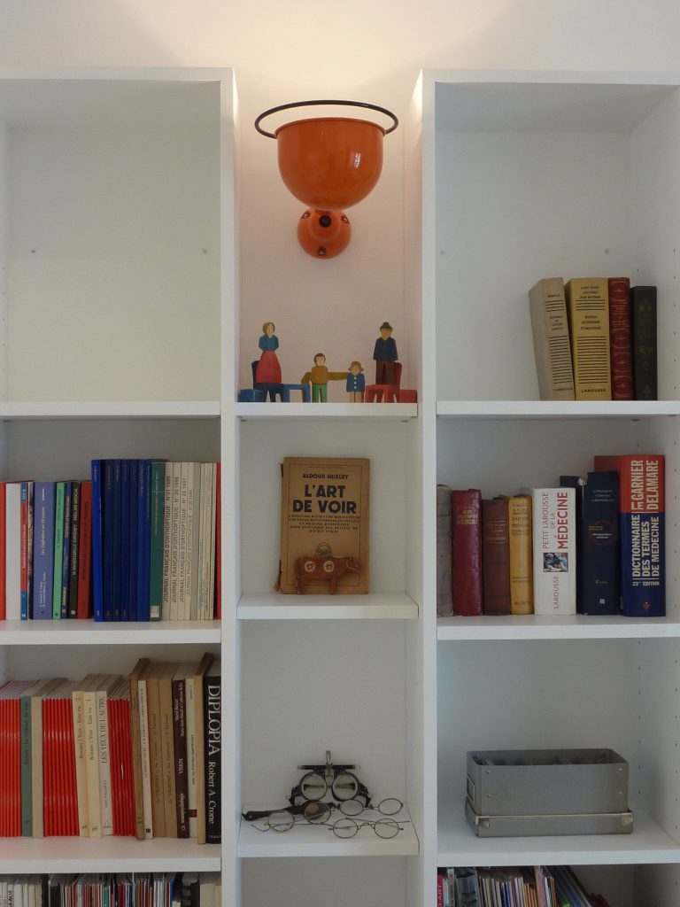 Cabinet médical après travaux, rayonnages sur-mesure, bibliothèque et éclairage, couleurs, Paris Mutualité