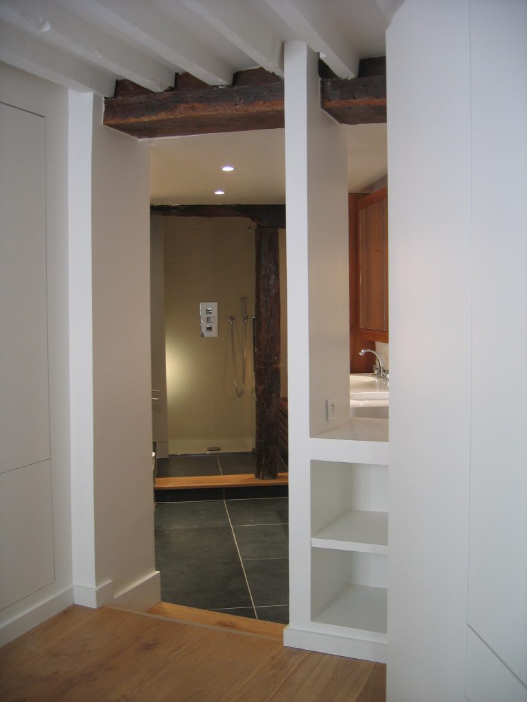 Vue depuis la chambre, ouverte sur la salle de bains, duplex rénové à Paris Montmartre